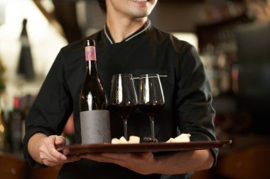 Restoranda çalışan Asyalı bir adam.