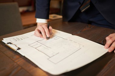 Restoran yenileme planı düşünen bir satıcı.