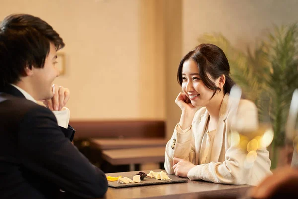 Aziatisch Koppel Dating Een Restaurant — Stockfoto