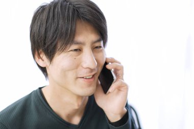 Akıllı telefondan konuşan Asyalı kadın.