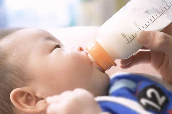 Asiático Bebê Bebendo Leite Uma Mamadeira — Fotografia de Stock