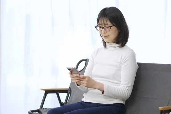 Mujer Asiática Escribiendo Texto Teléfono Inteligente — Foto de Stock