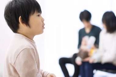 Yavrular bebeklerini emzirirken sessizce televizyon seyrediyorlar.