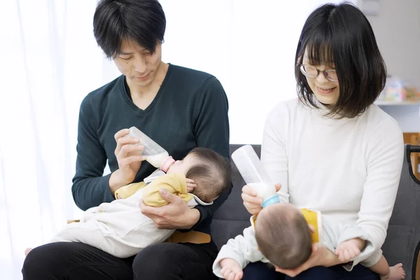 Ásia Pais Alimentação Gêmeo Bebês Leite — Fotografia de Stock