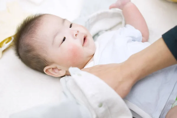 Asiático Pai Mudando Roupas Bebê — Fotografia de Stock