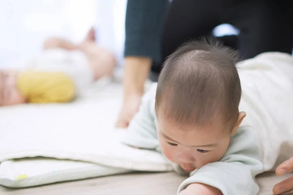 Bebê Asiático Menino Virar — Fotografia de Stock