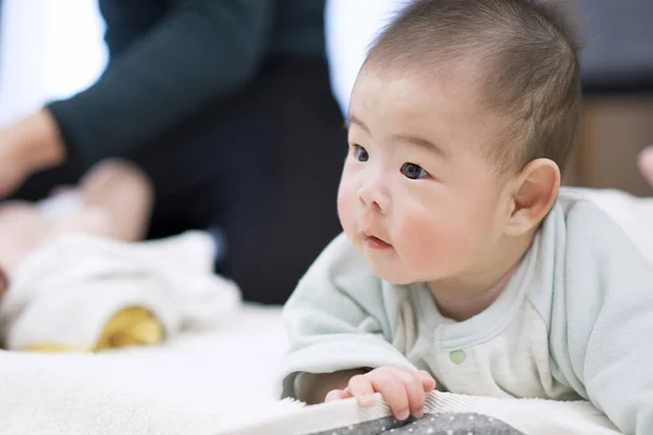 Bebê Asiático Menino Virar — Fotografia de Stock