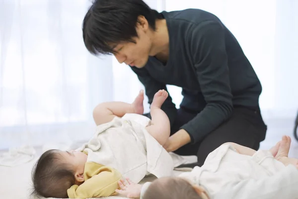 Aziatische Vader Verschonen Baby Luiers — Stockfoto