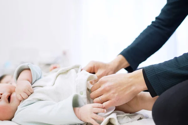 Asian Dad Changing Baby Clothes — Stock Photo, Image