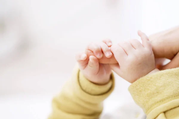 Asiático Bebê Segurando Dedo Mãe — Fotografia de Stock