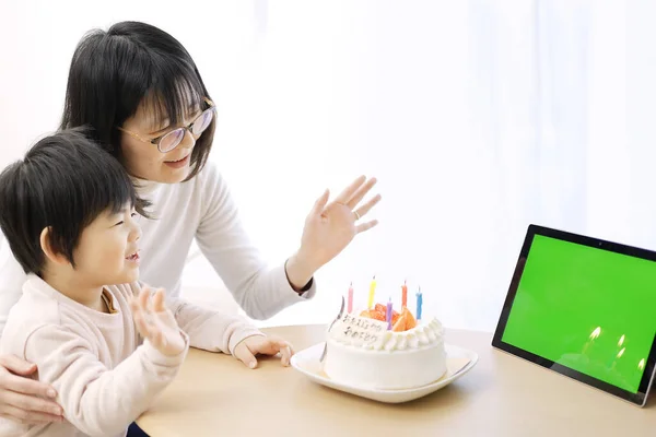 Asiatisk Familj Firar Födelsedag Över Bildskärm Grattis Födelsedagen Skriven Japanska — Stockfoto