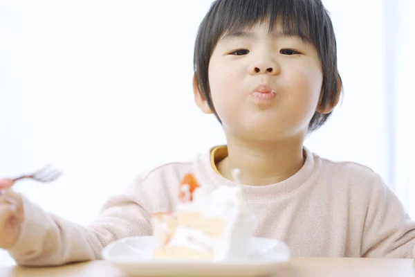 Asiático Chico Comiendo Pastel Cumpleaños Con Una Sonrisa —  Fotos de Stock