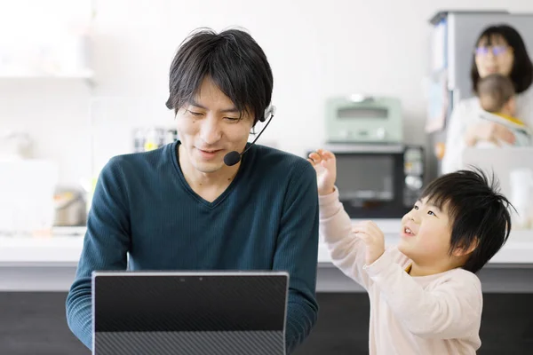 Asiatisk Man Störd Barnens Distansarbete — Stockfoto