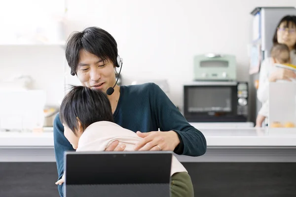 Asiatisk Man Störd Barnens Distansarbete — Stockfoto