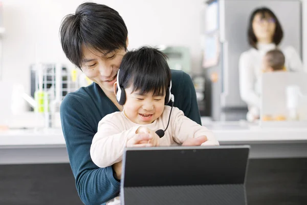 Asiatisk Man Störd Barnens Distansarbete — Stockfoto