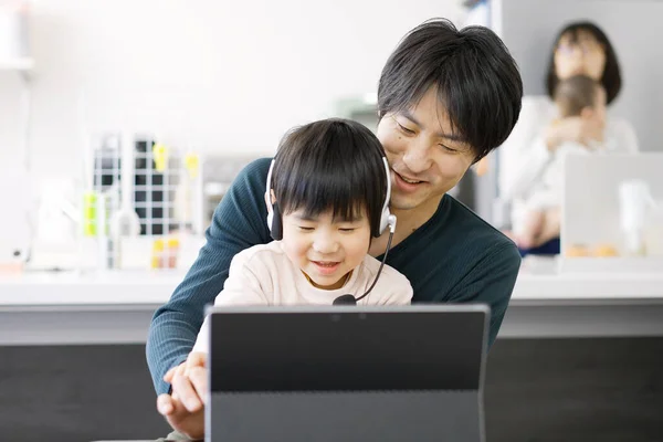 Asiatisk Man Störd Barnens Distansarbete — Stockfoto