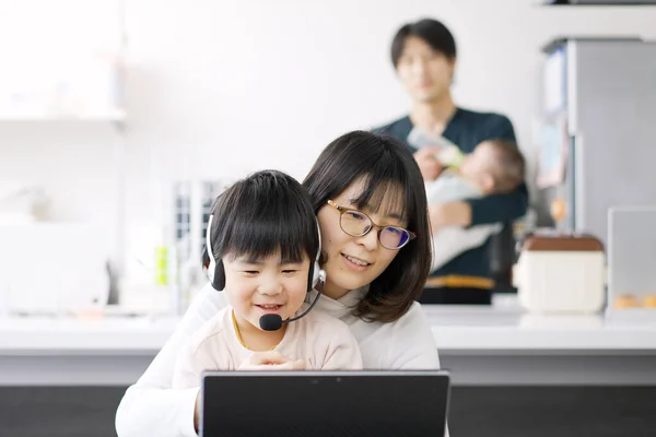 Asiatisk Kvinna Störd Barnens Distansarbete — Stockfoto