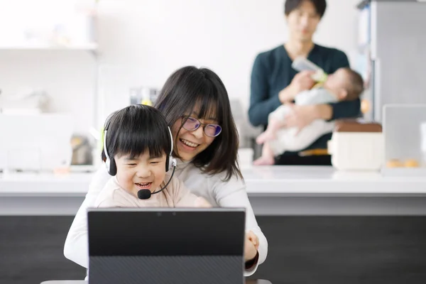 Asiatisk Kvinna Störd Barnens Distansarbete — Stockfoto