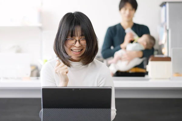 Asiatisk Kvinna Som Hade Bra Saker Jobbet — Stockfoto