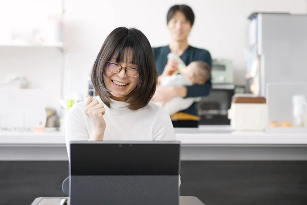 Asian Female Who Had Good Things Work — Stock Photo, Image