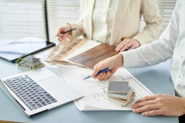 İç mekan hakkında düşünen Asyalı iç mimar