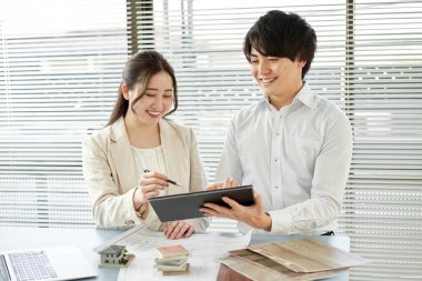 İç mekan hakkında düşünen Asyalı iç mimar