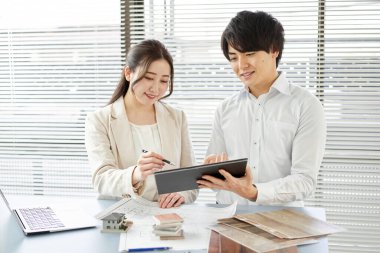 İç mekan hakkında düşünen Asyalı iç mimar