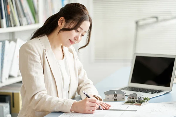 Female Architect Designing House — Stock Photo, Image