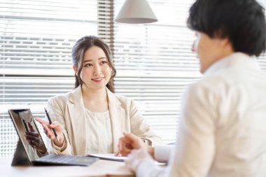 Asyalı iş kadını laptopta anlatıyor.
