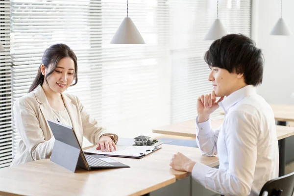 Asiatisk Forretningsmand Der Har Ejendomsinvesteringsmøde Coworking Space - Stock-foto