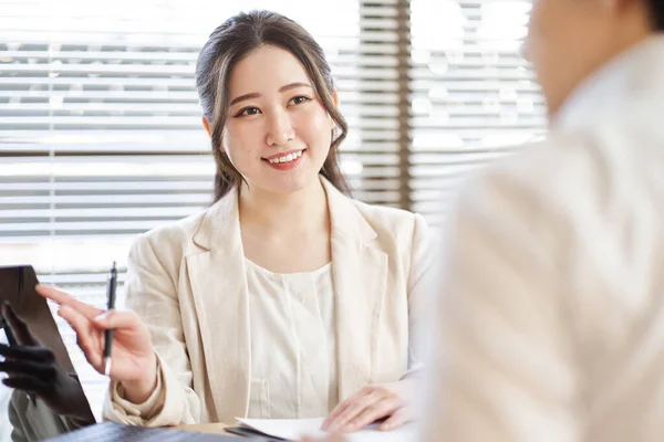 Asiática Mujer Negocios Explicando Ordenador Portátil — Foto de Stock