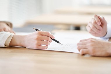 Asyalı emlakçı emlak planlarını açıklıyor