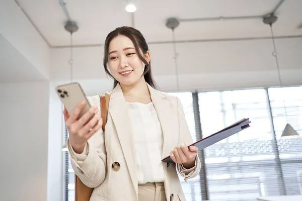 Azji Biznes Kobieta Sprawdzanie Harmonogram Smartphone — Zdjęcie stockowe