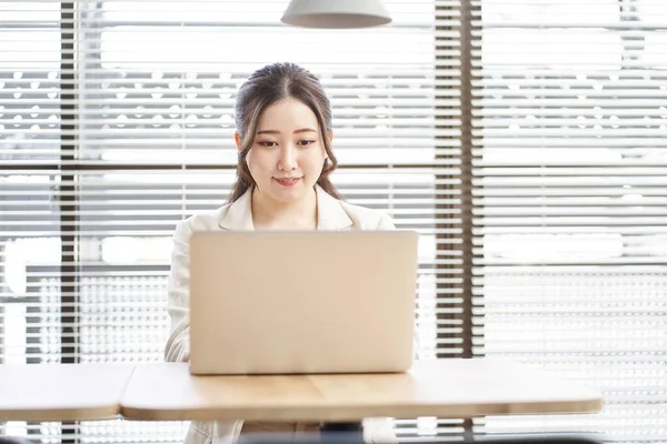Asian Woman Working Laptop Coworking Space — Stock Photo, Image