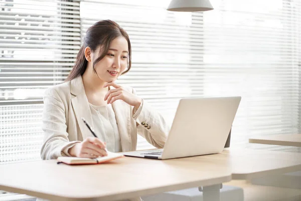 Asian Woman Taking Notes Coworking Space — Stock Photo, Image