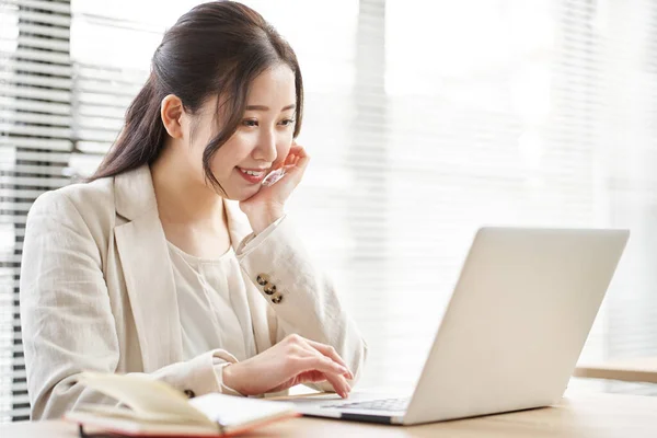 Asian Woman Surfing Net Coworking Space — Stock Photo, Image