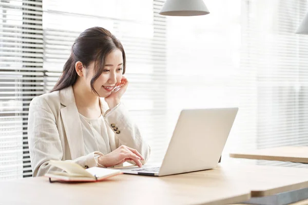 Asian Woman Surfing Net Coworking Space — Stock Photo, Image