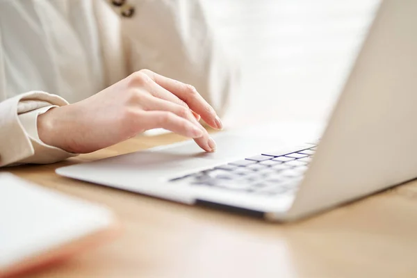 Mujer Asiática Navegando Por Red Espacio Coworking — Foto de Stock