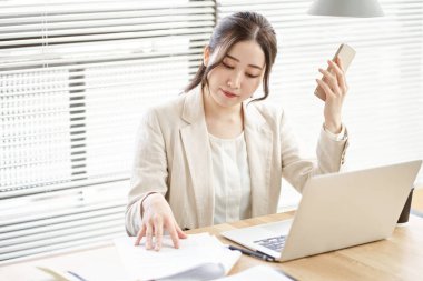 Birlikte çalışan Asyalı bir kadın