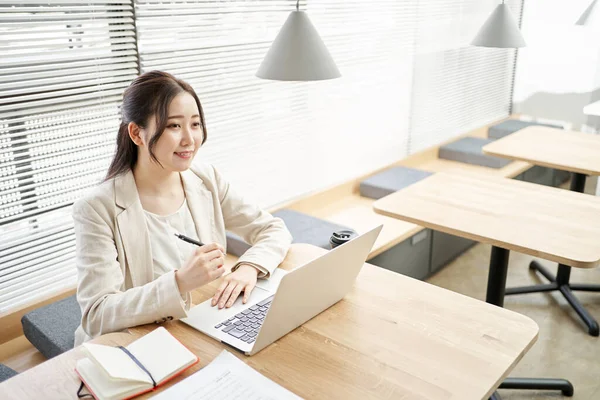 Asian Woman Working Coworking Space — Stock Photo, Image