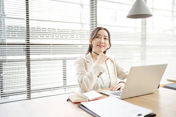 Asian Woman Working Coworking Space — Stock Photo, Image