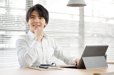 Birlikte çalışan Asyalı bir adam.