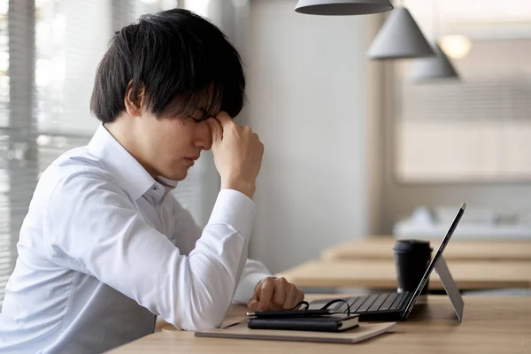 Asiático Homem Negócios Cansado Trabalho Computador — Fotografia de Stock