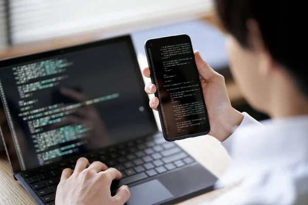 Kodun işleyişini kontrol eden Asyalı programcı