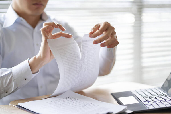 Азиатский бизнесмен нарушает контракт