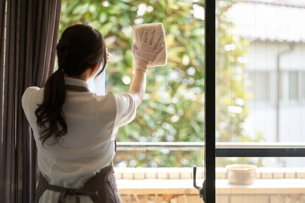 Mujer Asiática Limpiando Ventana Sala —  Fotos de Stock