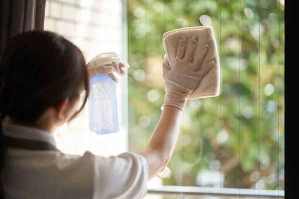 Asian Woman Cleaning Living Room Window — ストック写真