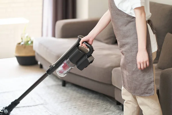 Asiática Mulher Aspirando Sala Estar — Fotografia de Stock