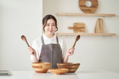 Mutfakta yemek yapan Asyalı kadın.