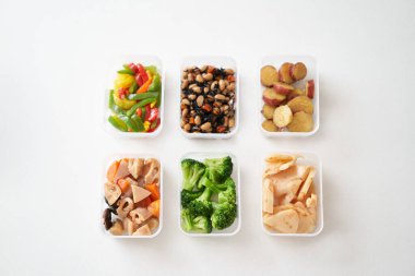 Yan yemek tıka basa dolu.